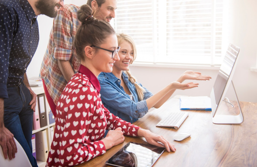 Kollegen arbeiten im Büro in entspannter Atmosphäre